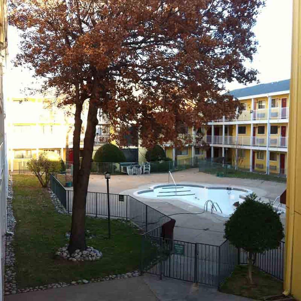 Oaktree And 2* Oklahoma City
